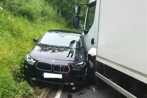 Der Lastwagenfahrer hat möglicherweise keinen Führerschein und war angeblich durch sein Handy abgelenkt.