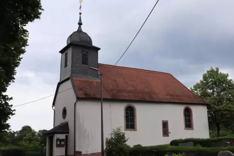 Die Kirche ist spätmittelalterlichen Ursprungs, war ursprünglich eine Kapelle und dient beiden Konfessionen.