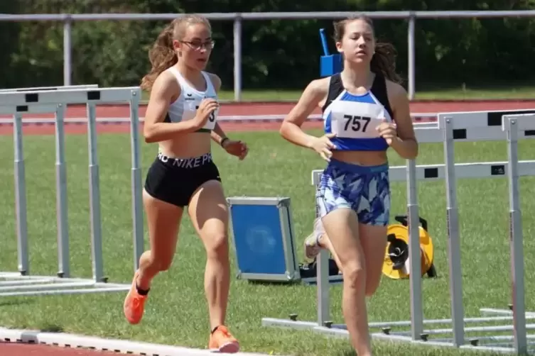 Carlotta Meyer (links) wurde Zweite &uuml;ber 800m. 