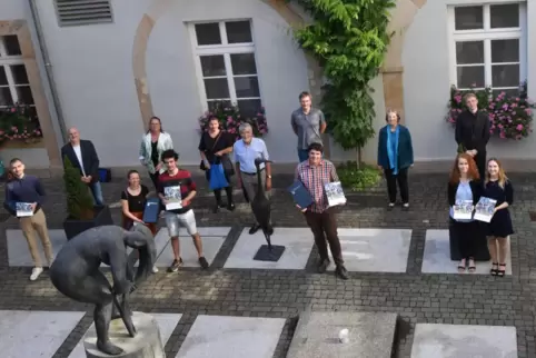 In der vorderen Reihe die Preisträgerinnen und Preisträger (von links nach rechts) Sven Kling, Lena Seyfried und Jonas Ditté, Al