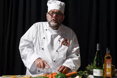 Das fachgerechte Zerhäckseln von Gemüse hat Akteur Dietmar Koch vorab trainiert.