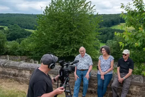 Beim Interview für den Film (von links): Steven und Ruth Müller sowie Josef Witringer.