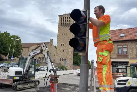 Symbolträchtig: Ein Mitarbeiter der Firma Yunex/Siemens baut die Ampeln an der Kreuzung ab.