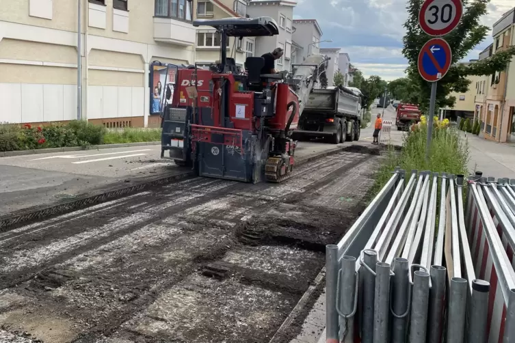 Asphaltfr&auml;se: Arbeit in der Petschengasse.