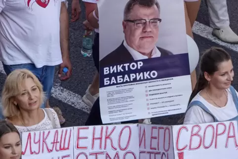 Demonstranten tragen ein Transparent mit dem Foto von Viktor Babariko, der bei der Präsiden. 