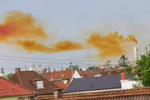 Weithin sichtbar war die auffällige orangene bis braune Rauchsäule, die am Abend des 28. Juni über dem Werksteil Nord der BASF i