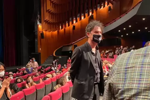 Der britische Regisseur Mark Cousins nimmt nach der Vorführung in Cannes im Kinosaal den Applaus entgegen. 