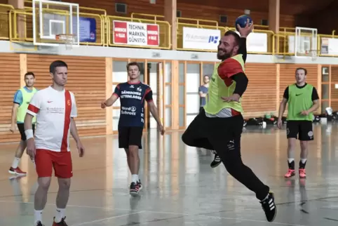 Endlich wieder Training mit Ball. Da darf auch HSG-Keeper Rouven Hahn mal aufs Tor werfen.