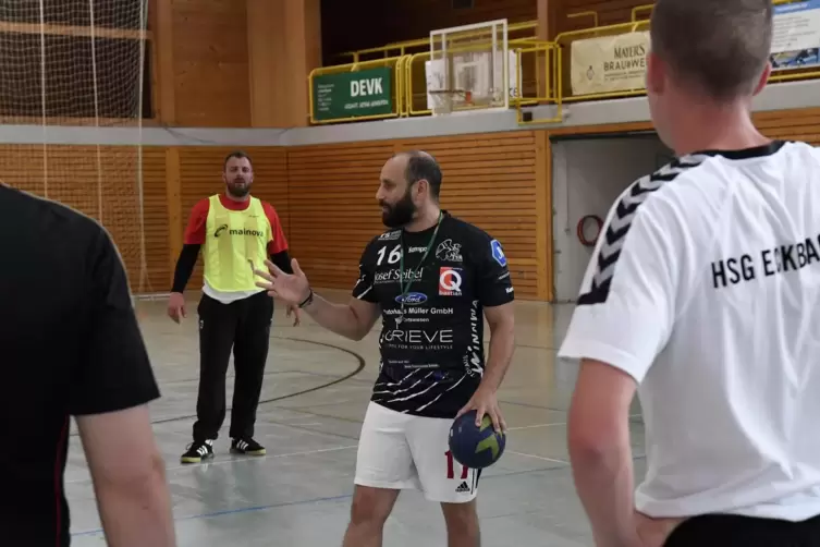 Co-Trainer Mohamed Subab erkl&auml;rt, was gemacht wird.