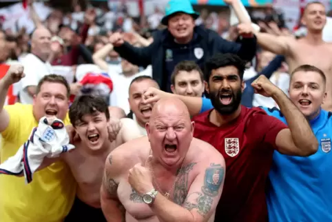 Jubelnde Fans nach Englands Achtelfinal-Sieg. 