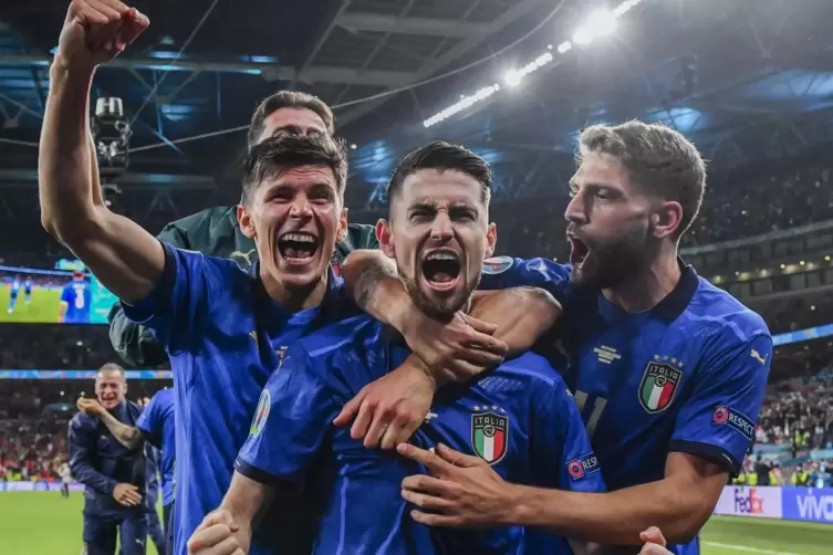 Italiens Spieler feiern den Sieg.