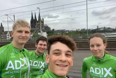 Das Bahnradteam RLP auf der Rheinbrücke in Köln (von links): Henric Hackmann, Torben Osterhold, Luca Spiegel und Anne Slosharek.