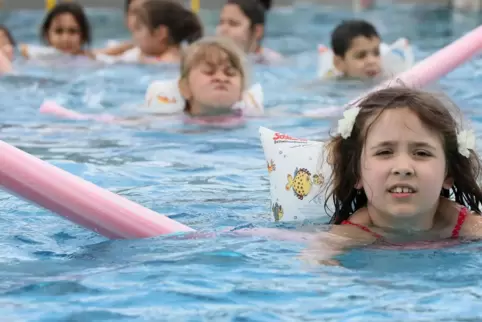 Schwimmunterricht tut not: Laut einer Untersuchung der Uni Koblenz-Landau können etwa 60 Prozent der Schüler im Landkreis nicht 