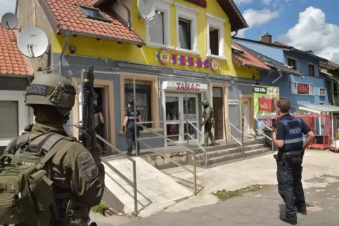  Einsatzkräfte am Mittwoch am Bremerhof in Nassweiler. 