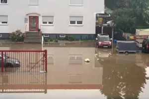 Die Regenmassen haben das Kanalsystem überfordert – so wie hier im Bruch. Die Regenmassen haben das Kanalsystem überfordert – so wie hier im Bruch.