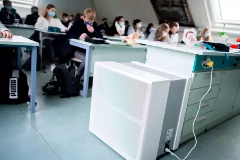 In Klassenräumen, die sich nicht lüften lassen, können mobile Luftfiltergeräte die Konzentration von Aerosolen in der Atemluft m