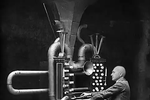 Surreal: Komponist, Musiker und Produzent Michael Korotschenko an einer futuristischen Musikmaschine. 