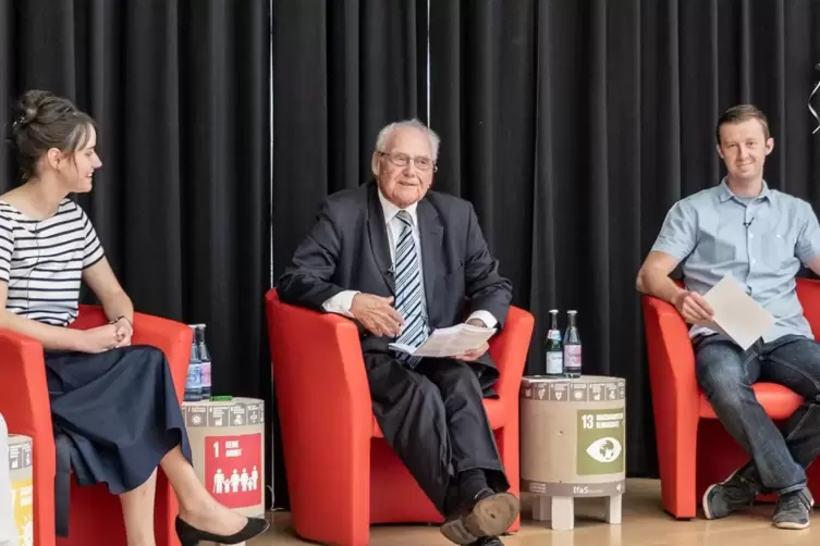 Bei der virtuellen Feierstunde: Ehrensenator der Hochschule Trier Dr. Ernst Theilen (Mitte) im Gespräch mit den Studierenden Lar