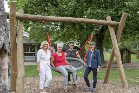  Christine Buchmann, Andrea Weng, Doris Manier und Leiterin Gertrud Küsters (v.l.n.r.) verlassen die Kita.