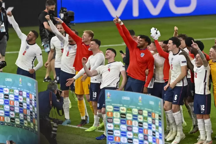 Die englischen Spieler feiern nach dem Finaleinzug in Wembley vor ihren Fans.