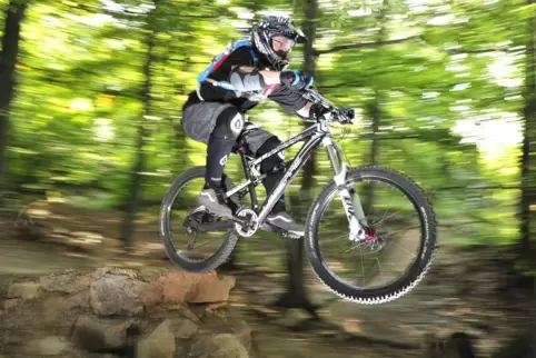 Ein Biker auf einem sogenannten Flowtrail, einer Strecke, die speziell für Mountainbiker angelegt wird.