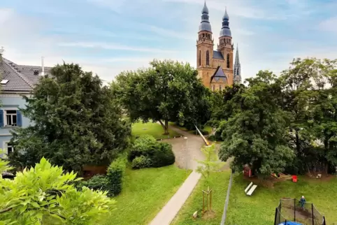 Hinter St. Joseph: links der aufzuwertende öffentliche Bereich.