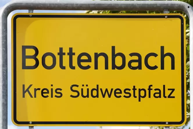 Passt so ein großflächiges Solarstromkraftwerk zum Dorf? Passt so ein großflächiges Solarstromkraftwerk zum Dorf?