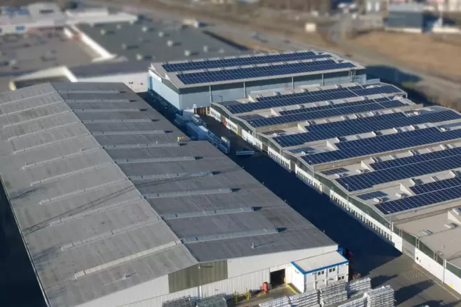 Auf dem Dach des Kunststoffprofilherstellers Profine in Pirmasens wurde schon 2017 eine Photovoltaik-Anlage installiert. Für gew