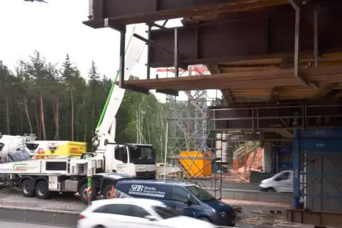 Wird am Wochenende abgebaut: das stählerne Gerüst an der neuen Brücke über die A6.