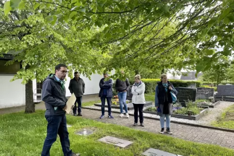 Im Mai hatte sich der Gemeinderat auf dem Friedhof umgeschaut. Links steht Bürgermeister Klaus Weber. 