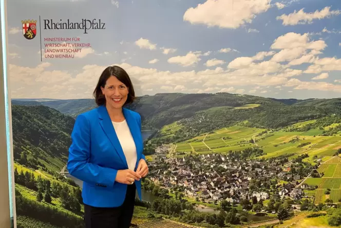 Daniela Schmitt in Mainz vor einem der Werbeplakate für Urlaub in Rheinland-Pfalz.