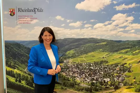 Daniela Schmitt in Mainz vor einem der Werbeplakate für Urlaub in Rheinland-Pfalz. 