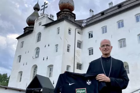 Freut sich über ein Geschenk des FCK, der derzeit im Trainingslager in Mals weilt: Abt Markus Spanier. 