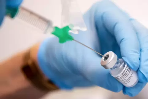Eine Impfdosis wird auf eine Spritze gezogen.