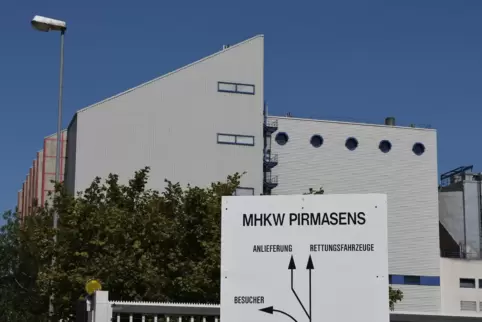 Zum 1. Januar 2024 soll das Müllheizkraftwerk Pirmasens ins Eigentum Saarbrücker der Firma EEW übergehen. 