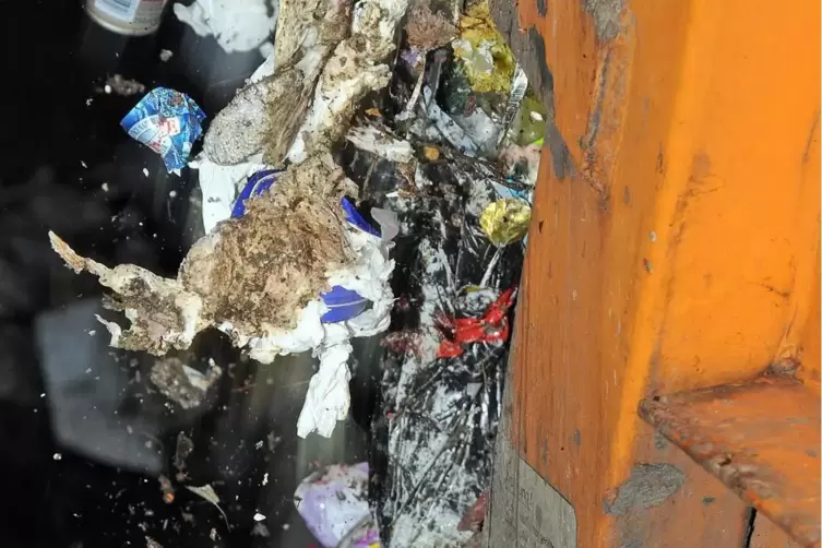 Ein M&uuml;llauto kippt seine Ladung in einen Bunker. 