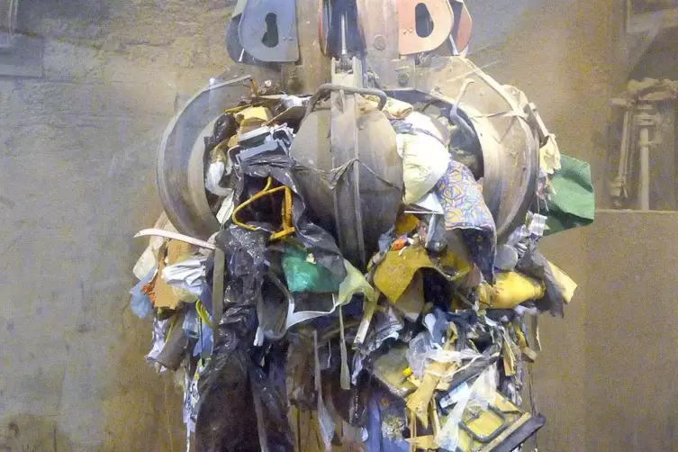 Ein Greifer holt sich den M&uuml;ll, um ihn zun&auml;chst der Sortierung zuzuf&uuml;hren, ehe der Restm&uuml;ll im Ofen verbrannt wird. 