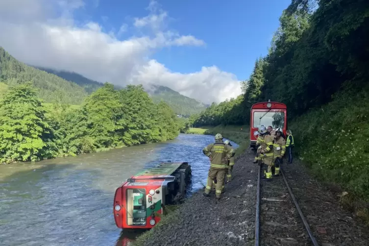 Österreich, Ramingstein: Ein Waggon eines Regionalzugs liegt in der Mur.