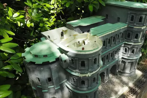 Es regnet herein: Das Modell der Porta Nigra hat einen Dachschaden.