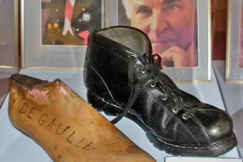 Deutsch-französisches Paar: Leisten für Schuhe von Charles de Gaulle und ein Wanderschuh von Helmut Kohl 