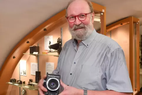 Mit Fotoapparaten kennt er sich aus: Klaus Herrmann mit einer Rolleiflex SLX 6x6 aus den 80er Jahren im neuen Kompaktraum des Mu