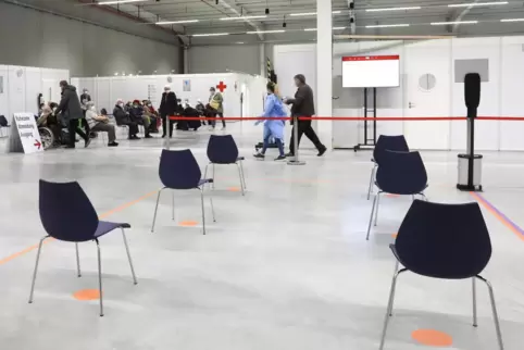 Immer wieder bleiben Stühle im Impfzentrum frei, weil Impftermine nicht wahrgenommen werden. Doch manchmal werden auch Menschen 