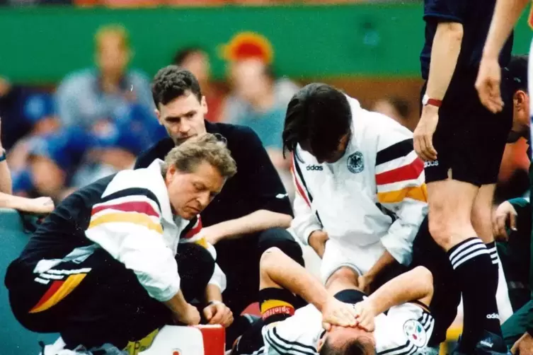 Nach knapp einer Viertelstunde war die Europameisterschaft 1996 für Jürgen Kohler (am Boden) vorbei. 