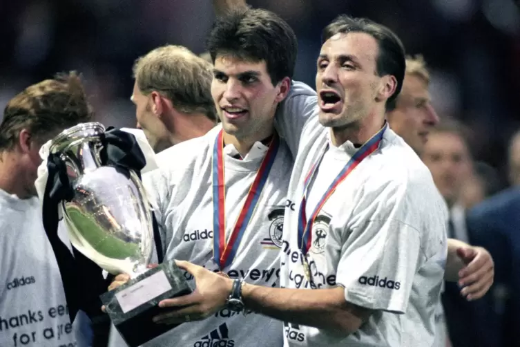 Vers&ouml;hnlicher Abschluss: J&uuml;rgen Kohler (rechts) und Markus Babbel im Wembley-Stadion mit dem EM-Pokal.