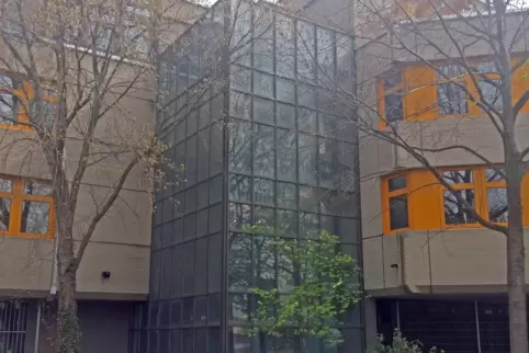 Der gläserne Treppenhausturm soll wieder dicht werden. 