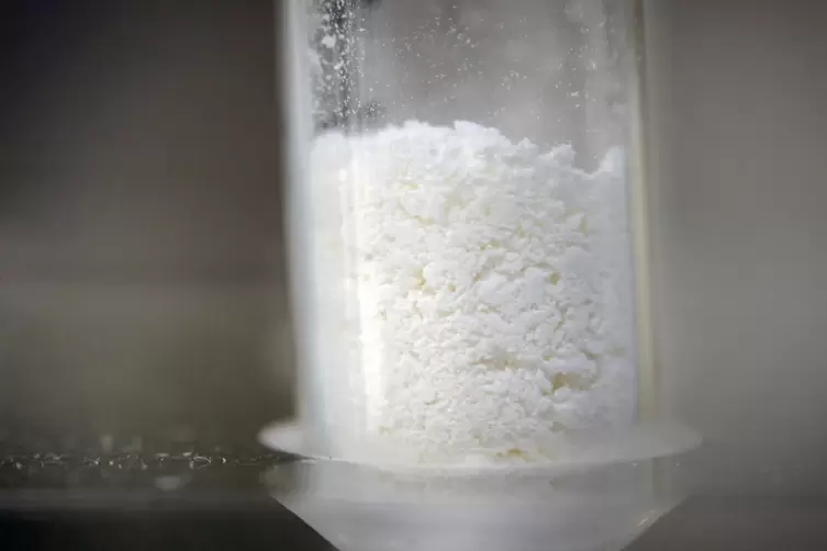 Eine Probe mit Amphetamin steht auf einem Labortisch.