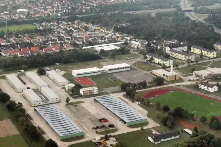 &Uuml;berplant wird die linke H&auml;lfte des ehemaligen Speyerer Kasernengel&auml;ndes. Die Fl&uuml;chtlingsunterkunft in den fr&uuml;heren Mannschaftsg
