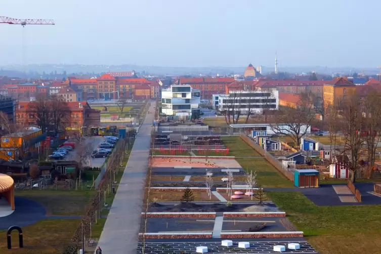 Ein Blick &uuml;bers Landesgartenschau-Gel&auml;nde in Landau - aufgenommen im Herbst 2015.