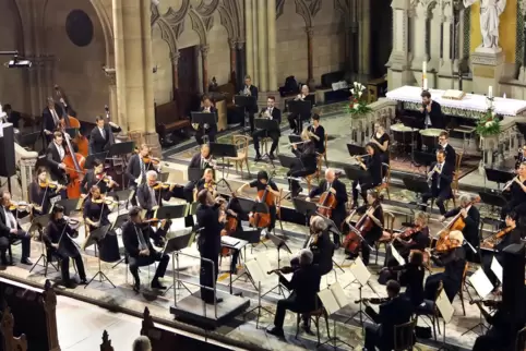 Sinfonische Sternstunden: die Deutsche Staatsphilharmonie unter Michael Francis beim Musikfest in der Gedächtniskirche. 