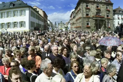 Überfüllt: Die Menschenmenge reichte vom Domplatz bis in die Maximilianstraße hinein.